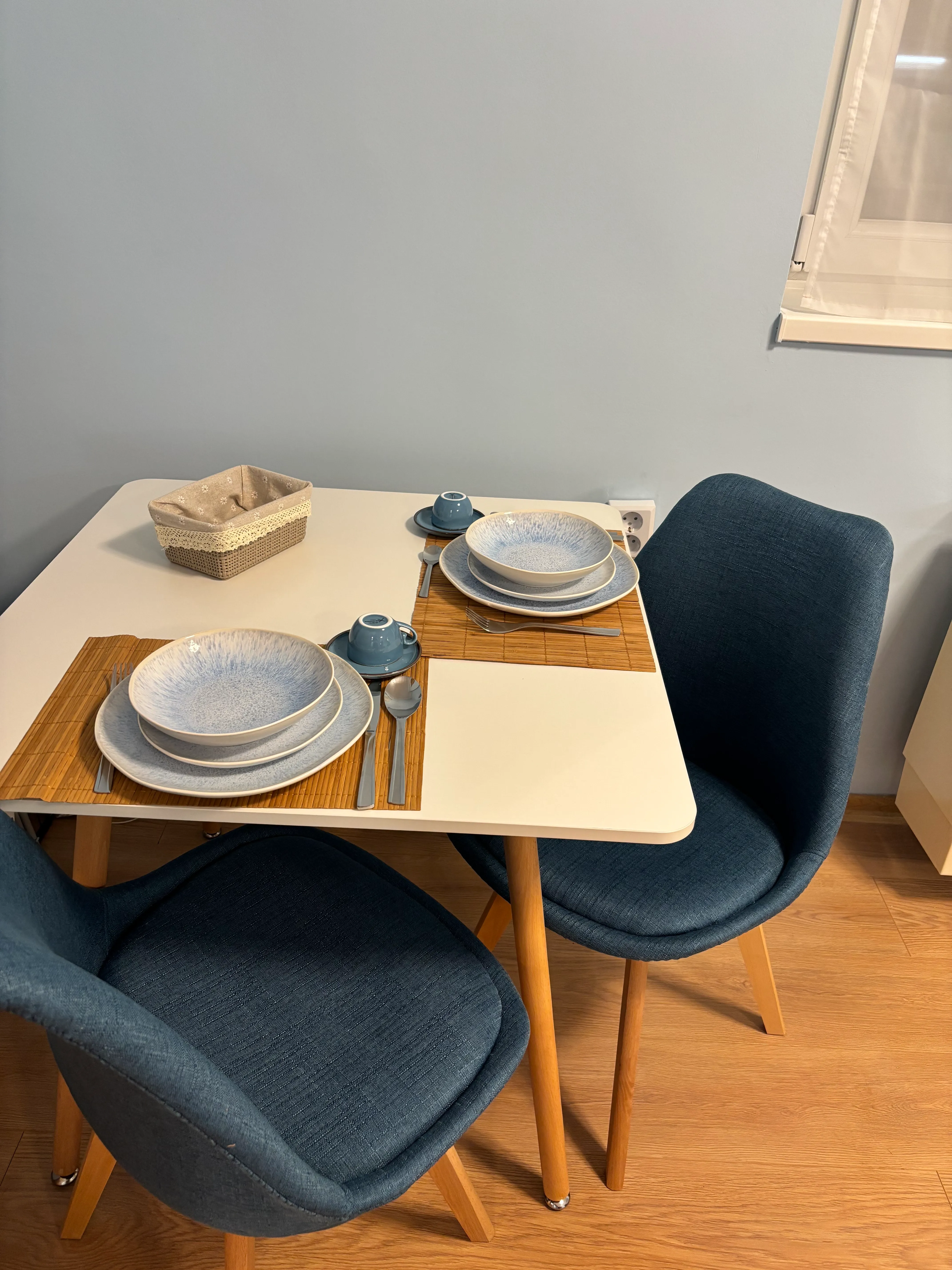 Apartman étkező asztal